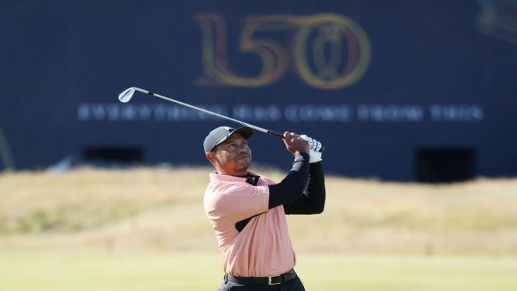 Tiger Woods practicing at St Andrews